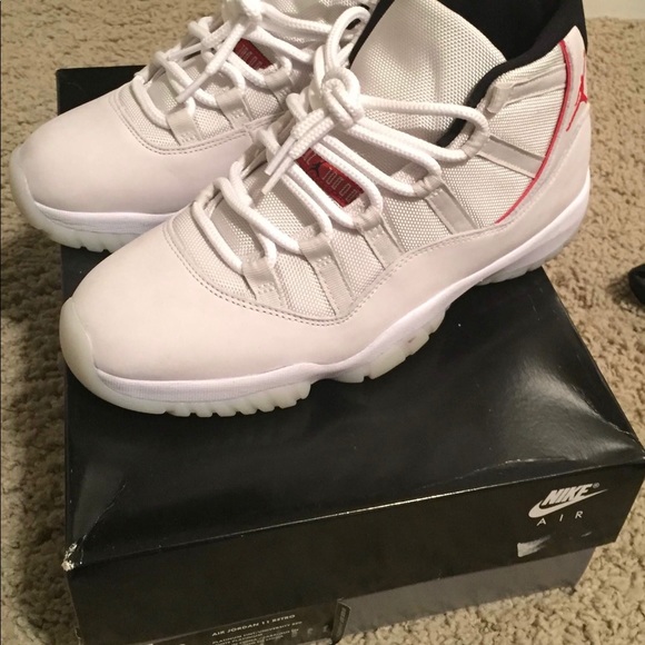 Jordan 11 Retro Platinum Tint - Picture 2 of 4